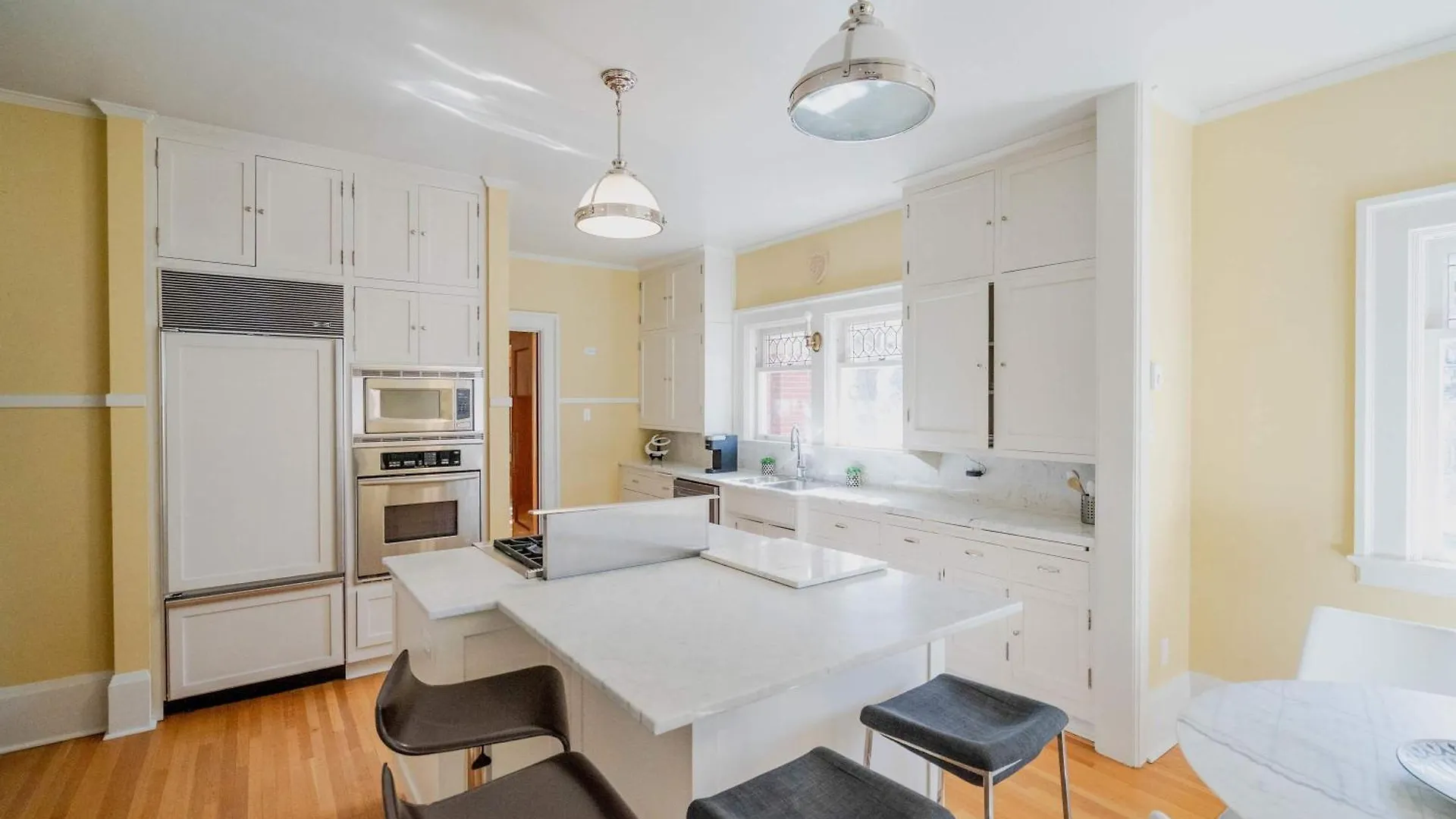 Historic Treend Residence In The Heart Of Mission Calgary