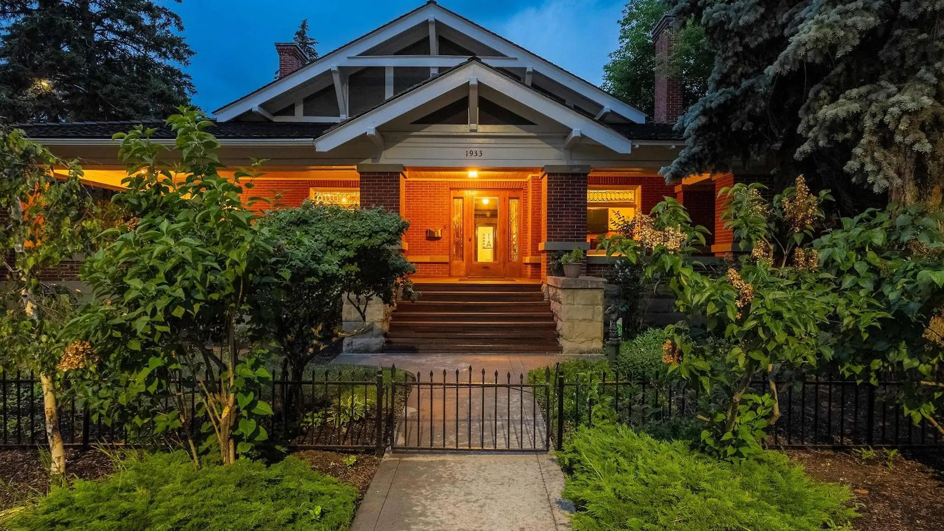 Historic Treend Residence In The Heart Of Mission Calgary