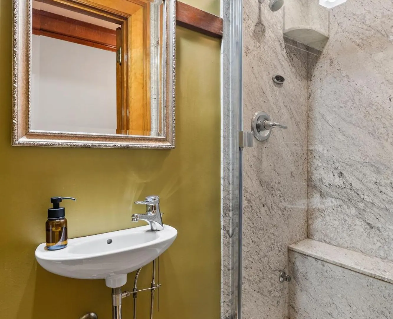 Historic Treend Residence In The Heart Of Mission カルガリー カナダ