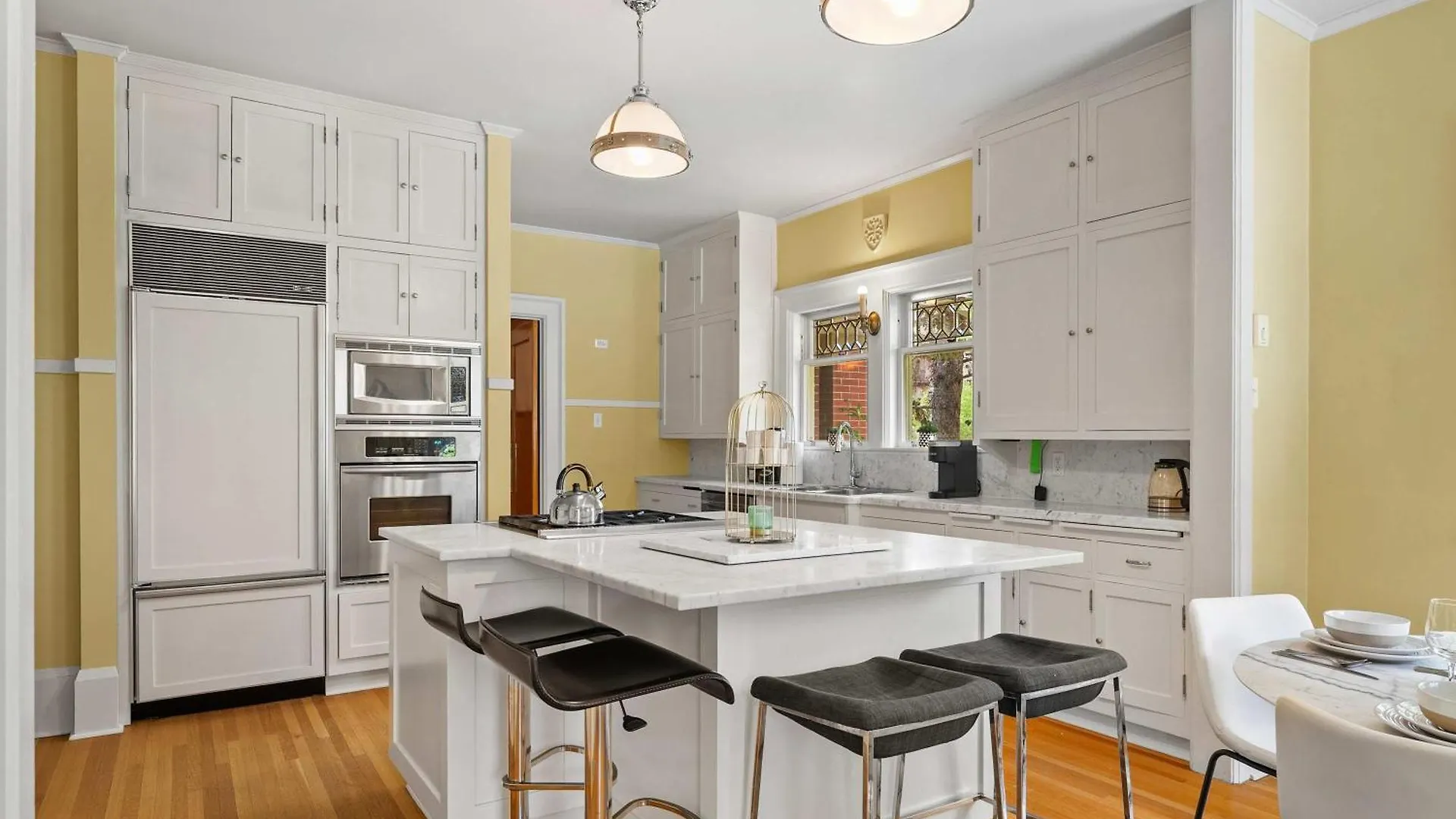 Historic Treend Residence In The Heart Of Mission Calgary