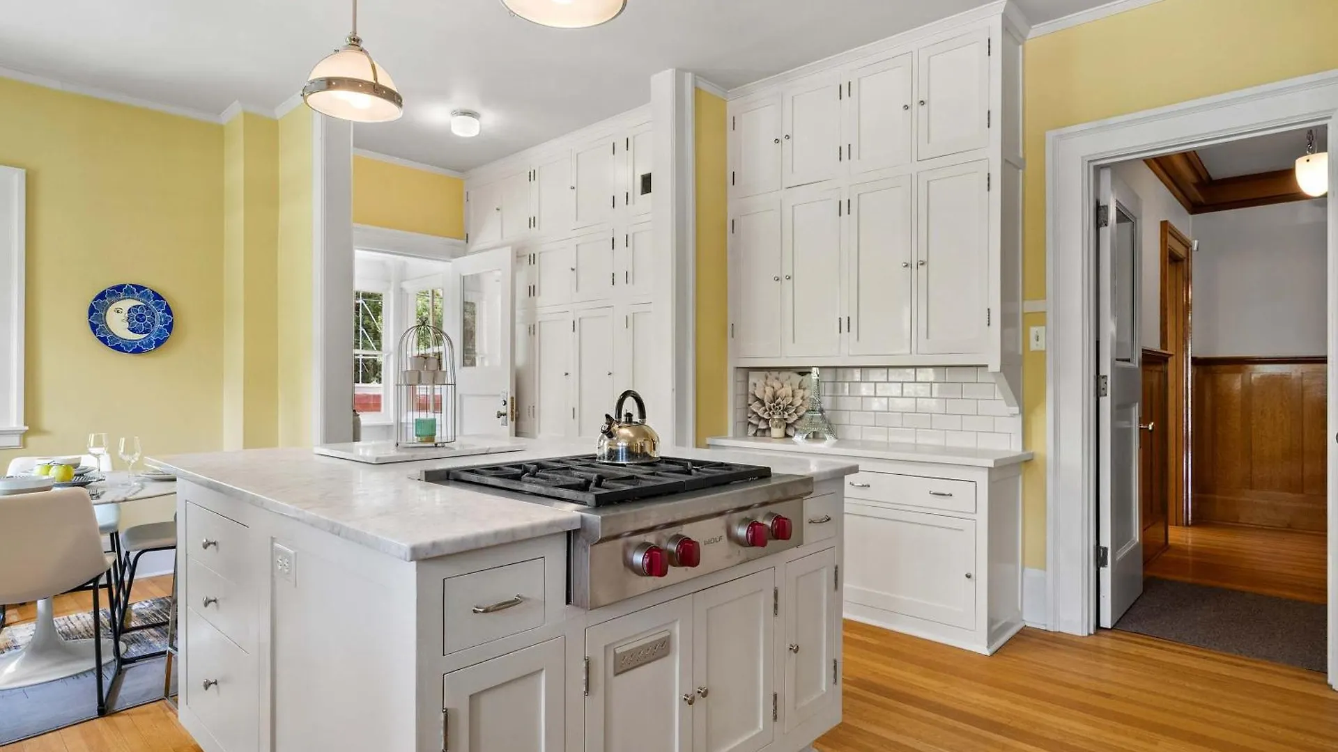 Historic Treend Residence In The Heart Of Mission Calgary Canada