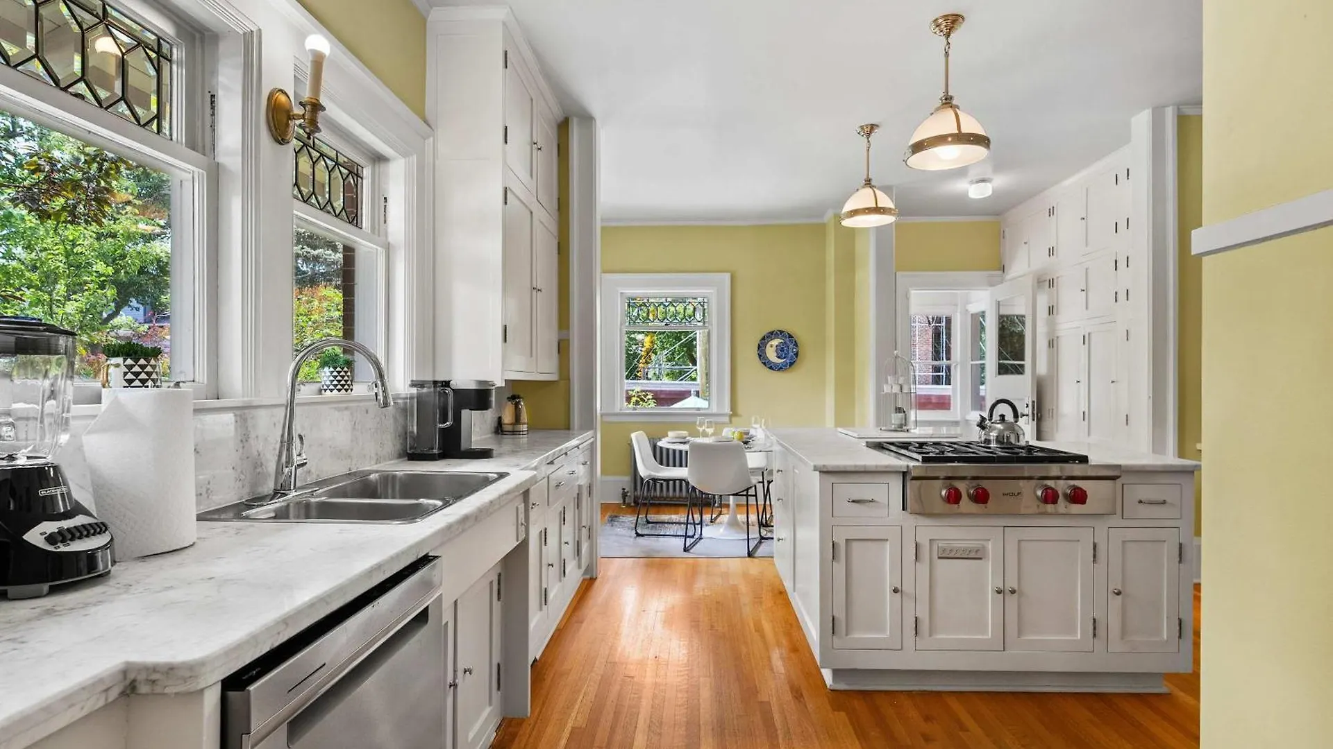 Historic Treend Residence In The Heart Of Mission Calgary Holiday home
