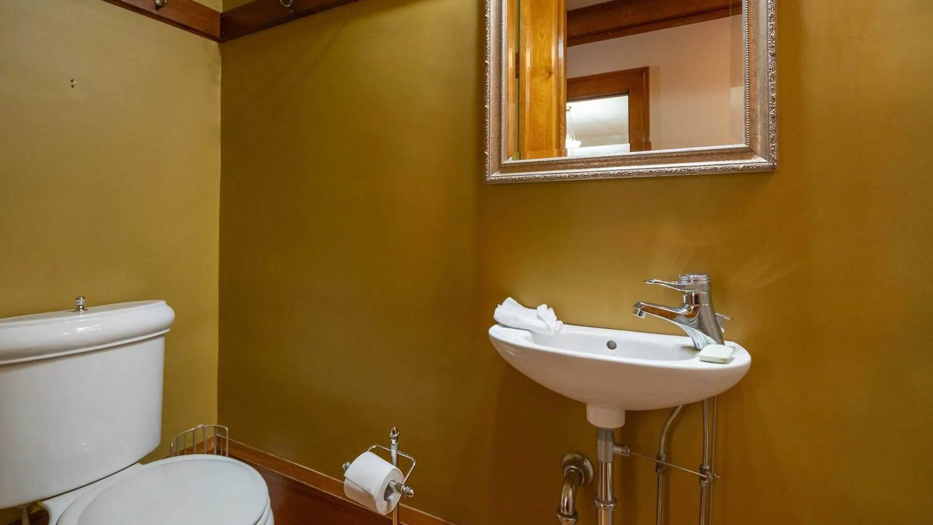 Historic Treend Residence In The Heart Of Mission Calgary Canada