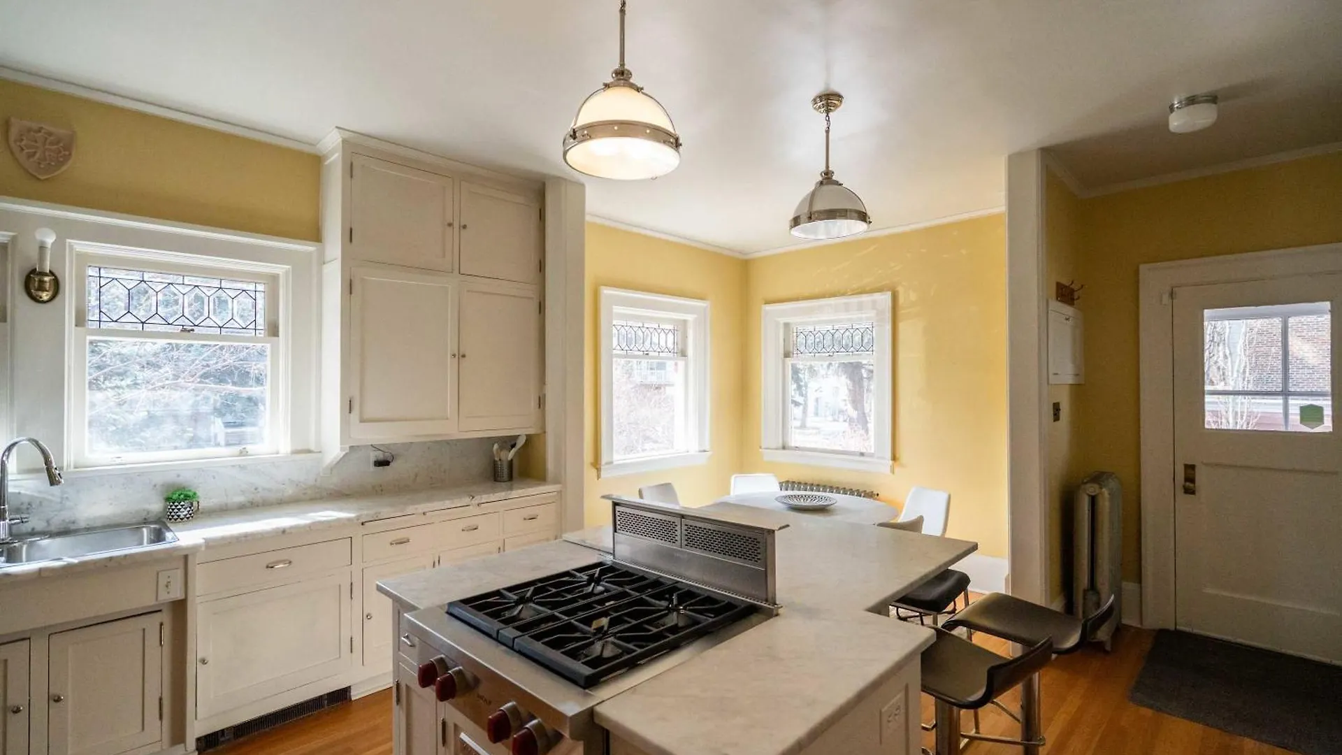 Historic Treend Residence In The Heart Of Mission Calgary 0*,  Canada